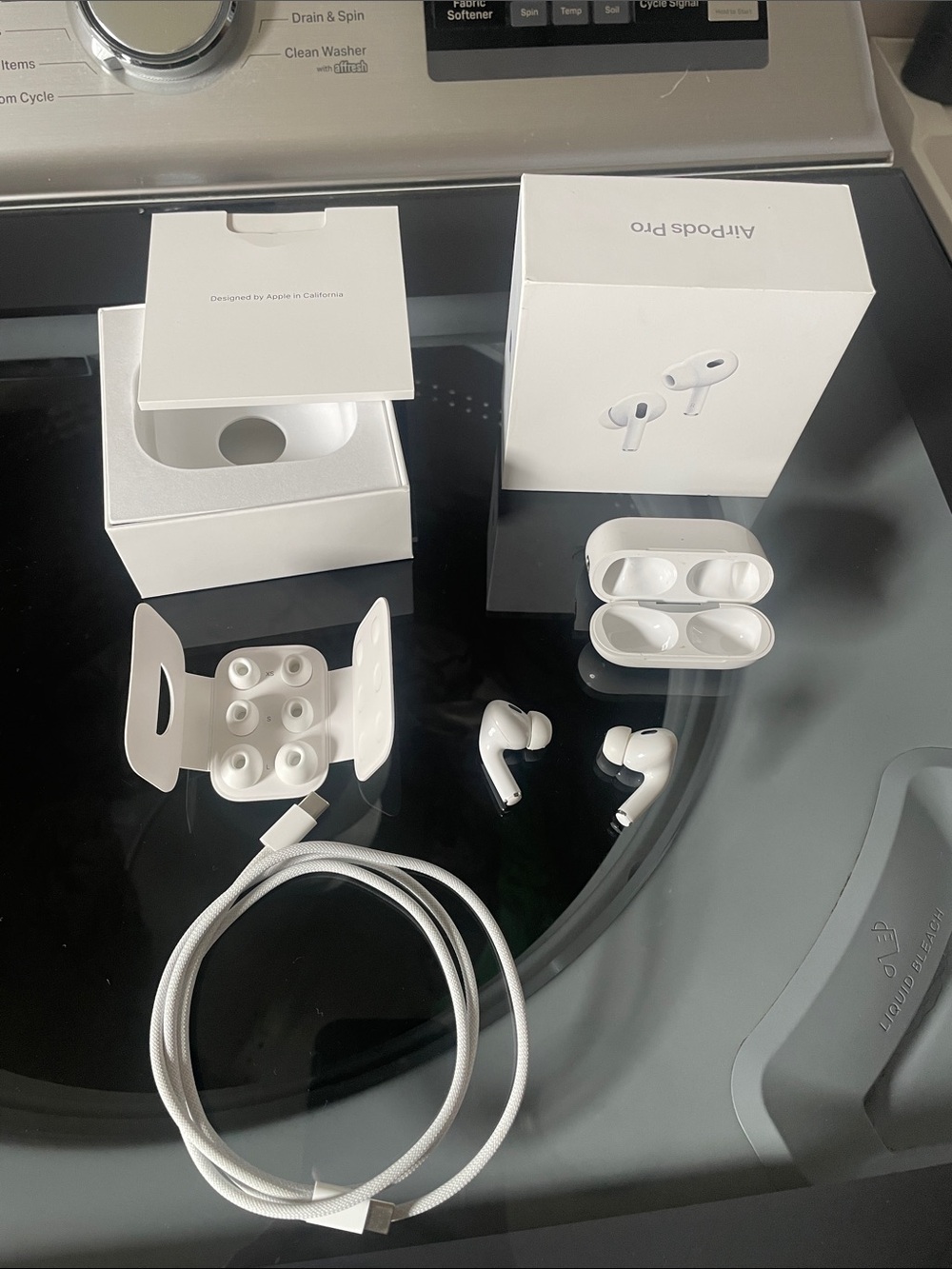 Apple AirPods Pro with White Charging Case and Cable - Picture 9 of 9